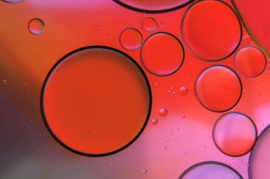 Sudaki yağ damlalarının soyut fotoğrafı