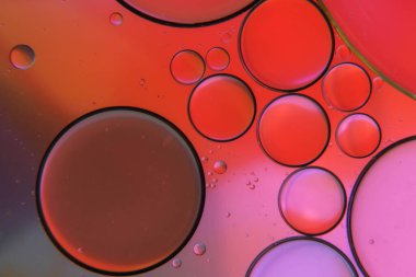 Sudaki yağ damlalarının soyut fotoğrafı