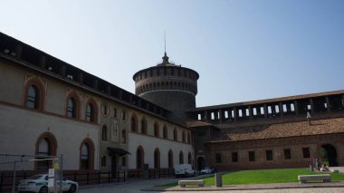 Milan, İtalya - 7 Eylül 2012: Milano 'daki Sforzesco Kalesi' nde trourism fotoğrafı