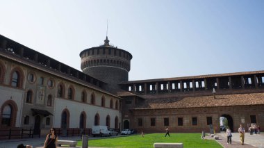 Milan, İtalya - 7 Eylül 2012: Milano 'daki Sforzesco Kalesi' nde trourism fotoğrafı