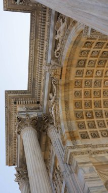 Milan, İtalya - 7 Eylül 2012: Milano 'da turizm fotoğrafları