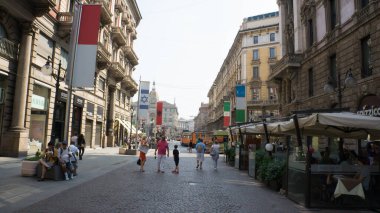 Milan, İtalya - 7 Eylül 2012: Milano 'da turizm fotoğrafları