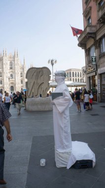 Milan, İtalya - 7 Eylül 2012: Milano 'da turizm fotoğrafları