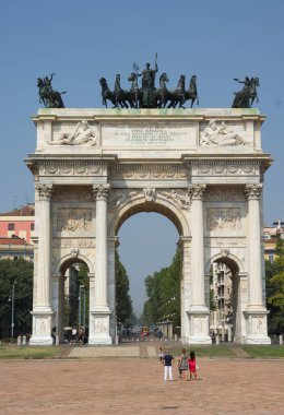 Milan, İtalya - 7 Eylül 2012: Milano 'da turizm fotoğrafları