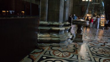 Milan, İtalya - 7 Eylül 2012: Milano Katedrali 'nde turizm fotoğrafı