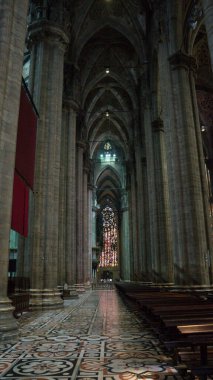 Milan, İtalya - 7 Eylül 2012: Milano Katedrali 'nde turizm fotoğrafı