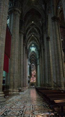 Milan, İtalya - 7 Eylül 2012: Milano Katedrali 'nde turizm fotoğrafı