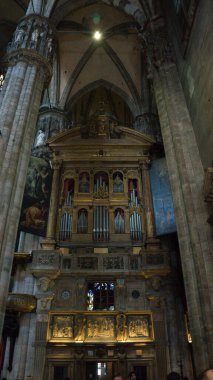 Milan, İtalya - 7 Eylül 2012: Milano Katedrali 'nde turizm fotoğrafı