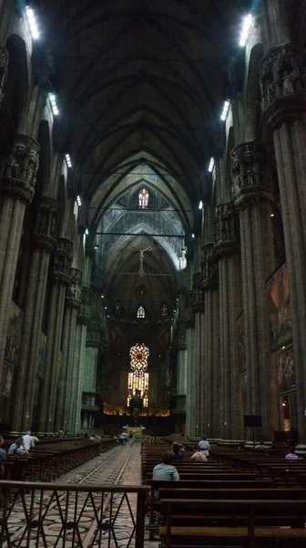 Milan, İtalya - 7 Eylül 2012: Milano Katedrali 'nde turizm fotoğrafı