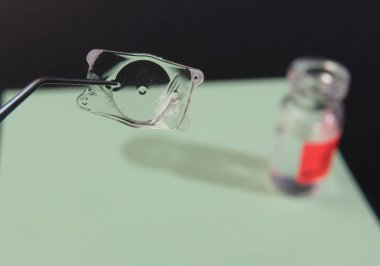 ICL tedavi için implante edilebilir kolamer lensin yakın plan fotoğrafı 
