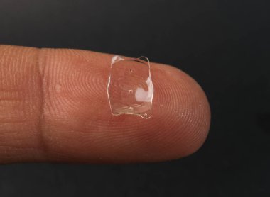 ICL tedavi için implante edilebilir kolamer lensin yakın plan fotoğrafı 
