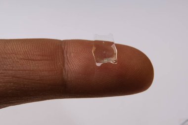 ICL tedavi için implante edilebilir kolamer lensin yakın plan fotoğrafı 