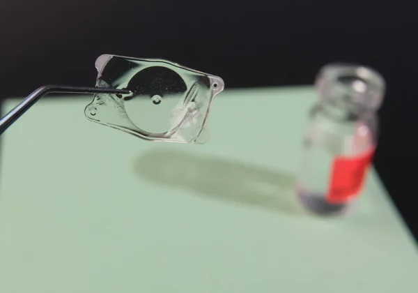ICL tedavi için implante edilebilir kolamer lensin yakın plan fotoğrafı 