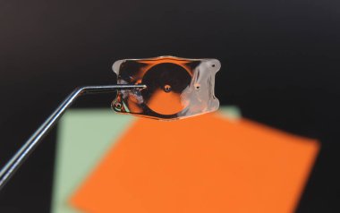 ICL tedavi için implante edilebilir kolamer lensin yakın plan fotoğrafı 