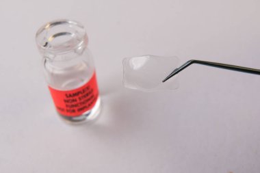 ICL tedavi için implante edilebilir kolamer lensin yakın plan fotoğrafı 