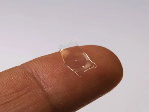 ICL tedavi için implante edilebilir kolamer lensin yakın plan fotoğrafı 