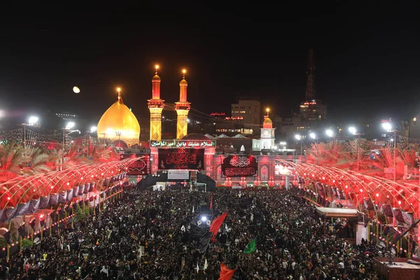 Arbaeen 'deki Karbala şehrindeki İmam Husien tapınağının resmi.