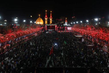 Arbaeen 'deki Karbala şehrindeki İmam Husien tapınağının fotoğrafı.