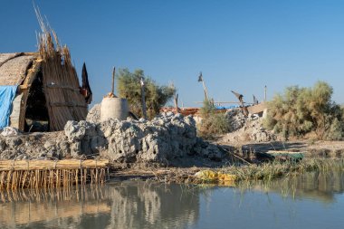 Nasiriye, Irak - 20 Kasım 2025: Chibayish Bataklıkları 'ndaki Su Boyunca Bataklık Konaklama ve Yapay Tepe (Dibna)