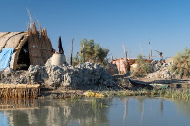 Nasiriye, Irak - 20 Kasım 2025: Chibayish Bataklıkları 'ndaki Su Boyunca Bataklık Konaklama ve Yapay Tepe (Dibna)