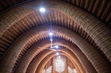 Nasiriye, Irak - 20 Kasım 2025: Elektrik Fanları ve Aydınlatma ile Büyük, Modernize edilmiş Reed Mudhif 'in İçi