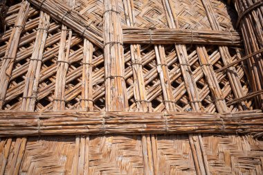 Dokuma Reed Cephesi 'nin Mimari Detayları ve Çamurlu Sütunlar