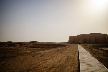 Nasiriye, Irak - 20 Kasım 2025: Büyük antik Ziggurat 'a doğru giden merkez yaklaşım geçidi