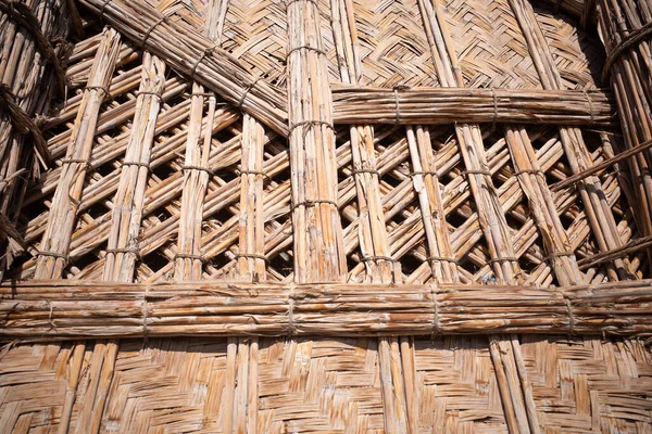 Dokuma Reed Cephesi 'nin Mimari Detayları ve Çamurlu Sütunlar