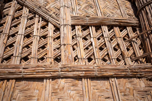 Dokuma Reed Cephesi 'nin Mimari Detayları ve Çamurlu Sütunlar