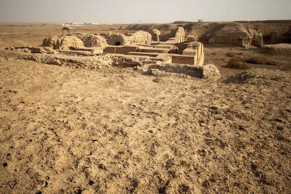 Nasiriye, Irak - 20 Kasım 2025: Bitumen Havan Kalıntılarını Ur şehrinde gösteren Antik Kalker Kalesi