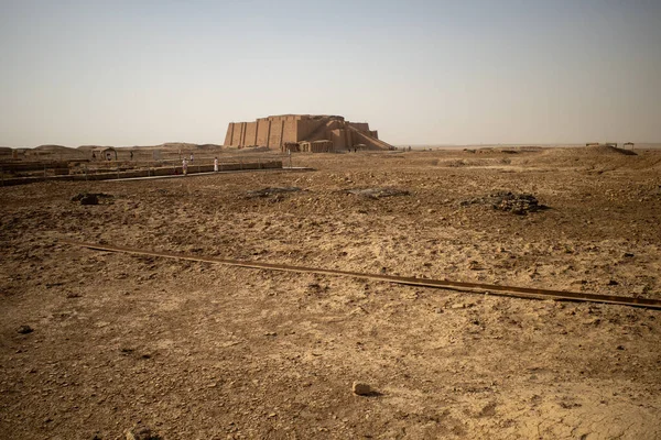 Nasiriye, Irak - 20 Kasım 2025: Ur Krallarının 3. hanedanının Ur arkeoloji sahasındaki anıtmezarını detaylandıran İki Dilli Bilgi Kurulu