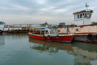 Basrah, Irak - 15 Şubat 2023: Basrah şehrindeki Shatt Alarab nehrinin nehir kenarındaki görüntüler