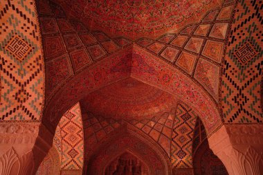 Tarihsel bir mimari alanda karmaşık geometrik desenler ve canlı renkler