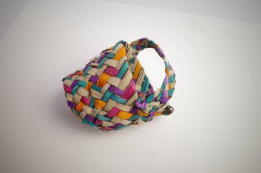 Beyaz arkaplanda renkli dokuma sepeti.