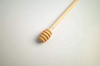 Düz beyaz arka planda tahta bir bal ayısı.