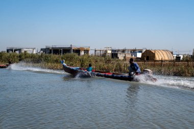 Nasiriye, Irak - 20 Kasım 2025: Chibayish Bataklığı 'ndaki Al-Shaheed Anıt Kubbesi' ne Geleneksel Mashoof Teknelerinde Turist Grubu