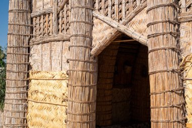 Nasiriye, Irak - 20 Kasım 2025: Geleneksel Reed Mudhif 'in Büyük Cephesi ve Girişi