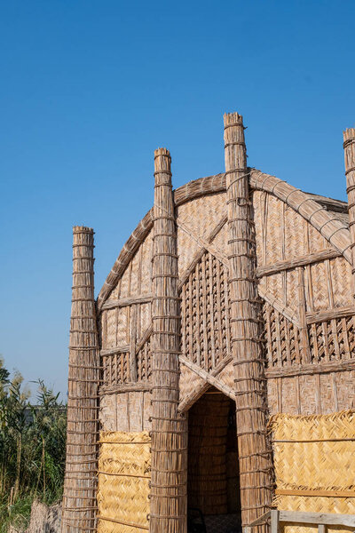 Насирия, Ирак - 20 ноября 2025 года: фронтальный вид на Большой фасад и вход в традиционный тростниковый мудиф