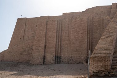 Nasiriye, Irak - 20 Kasım 2025: Ateşli-Tuğla Duvarı 'na ve Ur' un Büyük Ziggurat 'ının Dikey Butters' ına yakın çekim