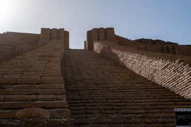 Nasiriye, Irak - 20 Kasım 2025: Ur 'un Merkez Merdiveni ve Katmanlı Tuğla İşlerinin Büyük Zigguratının Yakın Görüntüsü