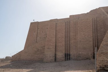Nasiriye, Irak - 20 Kasım 2025: Ateşli-Tuğla Duvarı 'na ve Ur' un Büyük Ziggurat 'ının Dikey Butters' ına yakın çekim