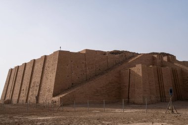 Nasiriye, Irak - 20 Kasım 2025: Ziyaretçi Yolundan Ur 'un Büyük Zigguratının Büyük Panoramik Manzarası