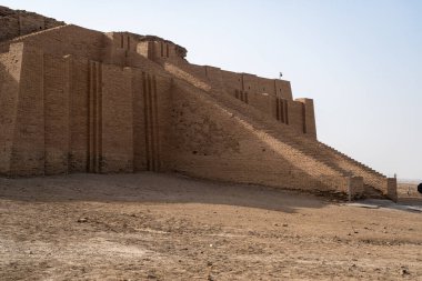 Nasiriye, Irak - 20 Kasım 2025: Ur 'un Merkezi Merdiven ve Teras Yapısı' nın Büyük Zigguratı Düşük Açı Görünümü