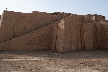 Nasiriye, Irak - 20 Kasım 2025: Ur 'un Merkezi Merdiven ve Teras Yapısı' nın Büyük Zigguratı Düşük Açı Görünümü