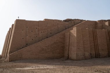 Nasiriye, Irak - 20 Kasım 2025: Ur 'un Merkezi Merdiven ve Teras Yapısı' nın Büyük Zigguratı Düşük Açı Görünümü