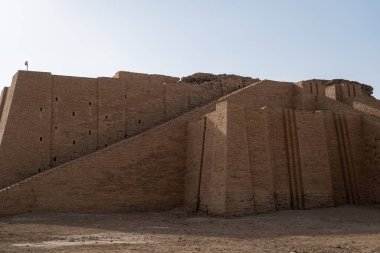 Nasiriye, Irak - 20 Kasım 2025: Ur 'un Merkezi Merdiven ve Teras Yapısı' nın Büyük Zigguratı Düşük Açı Görünümü