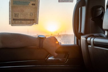 Nasiriye, Irak - 20 Kasım 2025: Sürücü Kolu ve Kol Saati ile Gün Batımı ve Araç İçi Görünümü