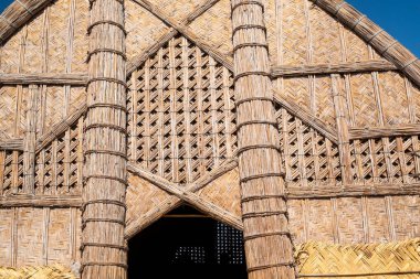 Nasiriye, Irak - 20 Kasım 2025: Geleneksel Reed Mudhif 'in Büyük Cephesi ve Girişi