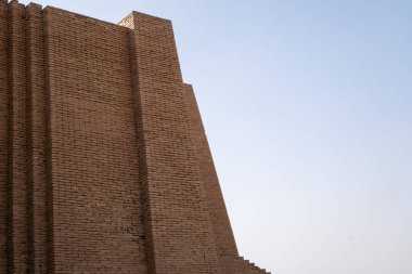 Nasiriye, Irak - 20 Kasım 2025: Ateşli-Tuğla Duvarı 'na ve Ur' un Büyük Ziggurat 'ının Dikey Butters' ına yakın çekim