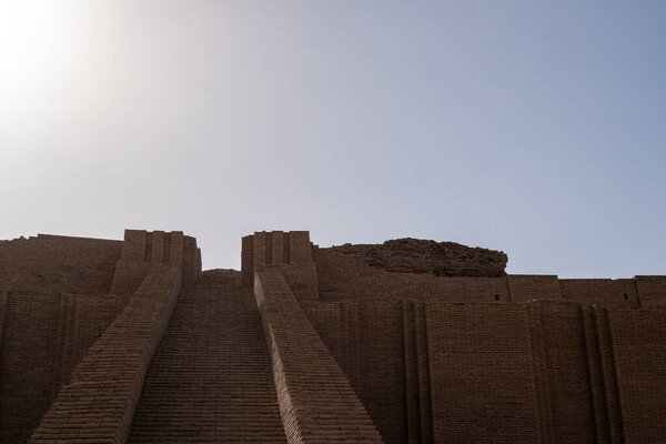 Насирия, Ирак - 20 ноября 2025 года: Крупный план Великого Зиггурата центральной лестницы Ура и многоуровневой кирпичной кладки